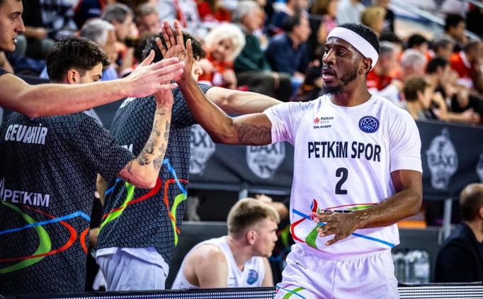 Alia�a Petkimspor evinde terliyor