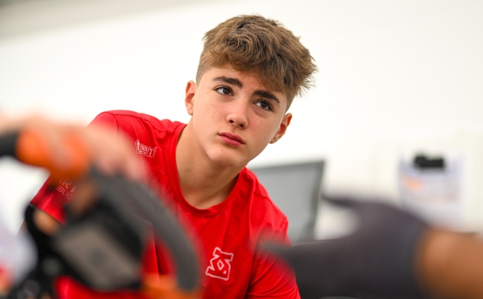 Alp Aksoy, �talya'da podyum pe�inde