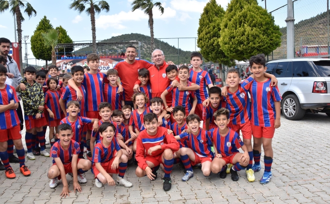 Alt�nordu Ba�kan� �zkan: 'B�t�n �ocuklar mutlu olsun'