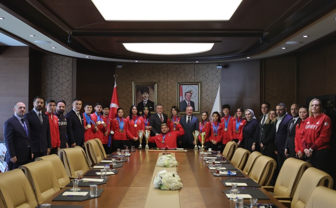 Bakan Bak �zel Sporcular Para Atletizm Milli Tak�m�'n� kabul etti