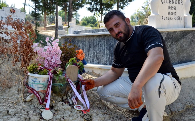 Ba�pehlivanl��� kazand�, babas�n�n mezar�n� ziyaret etti