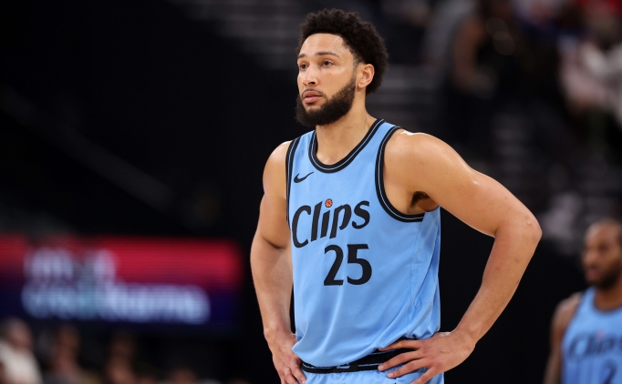 Simmons, iki kontrat teklifine ra�men 'emeklili�i d���n�yor'