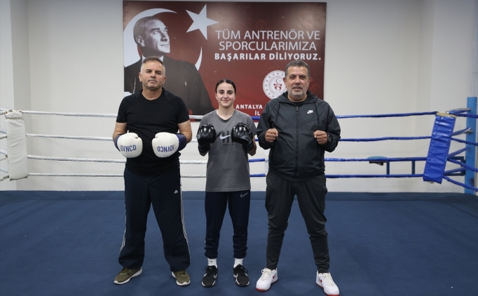 Boks�r okul m�d�r�n�n �ampiyon ��rencisi