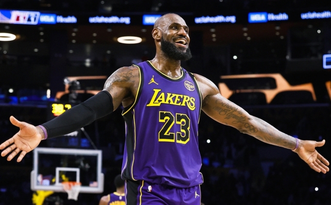 40 ya��ndaki LeBron, 42 say� att� ve tarihe ge�ti