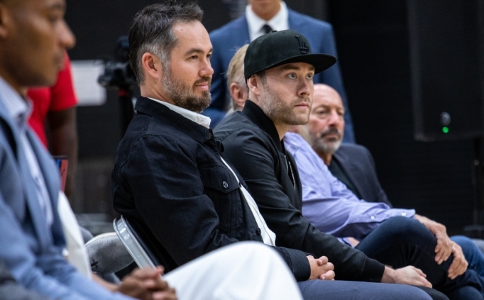 Lakers, Joey Buss ve Jesse Buss ile yollar�n� ay�rd�