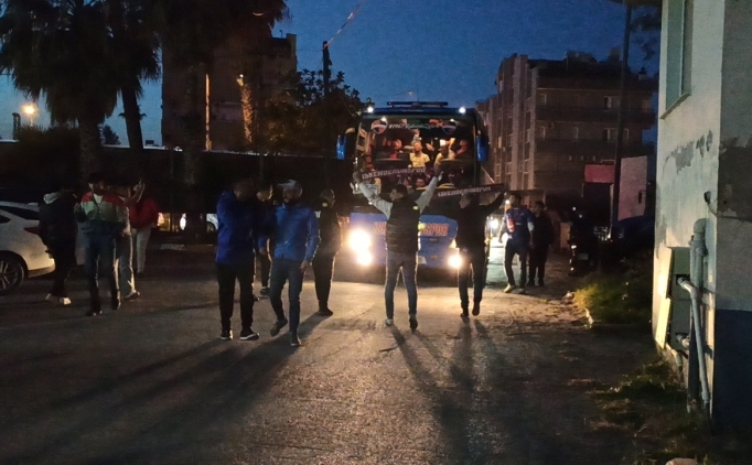 �eyrek finale kalan �skenderunspor, kentte co�kuyla kar��land�