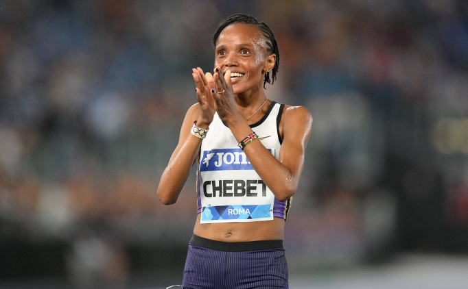 Chebet, d�nya rekoru k�rarak 5 bin metreyi 14 dakikadan k�sa s�rede ko�an ilk kad�n oldu