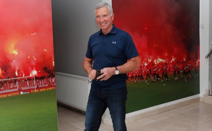 Eski Galatasaray teknik direkt�r� canl� yay�nda g�zya�lar�na bo�uldu!