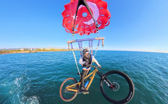 Bisikletiyle g�ky�z�nde pedal �evirdi