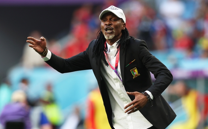 Rigobert Song, Kamerun'daki T�rk okulunda gen�lerle bulu�tu