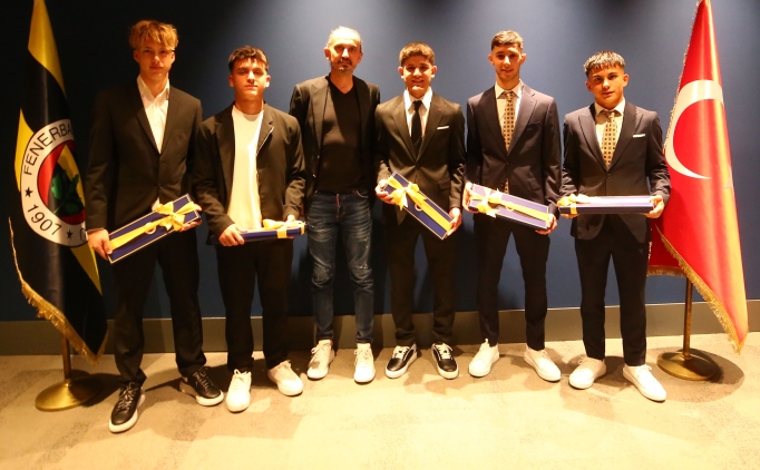 Fenerbah�e, 5 gen� futbolcuyla profesyonel s�zle�me imzalad�