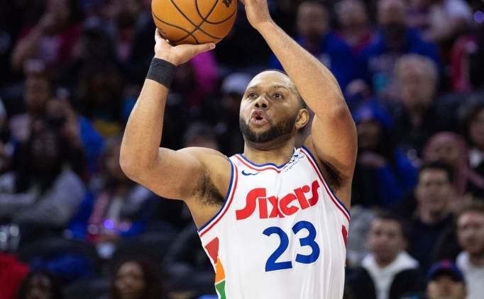 Eric Gordon en az 3 ay parkelerden uzak kalacak