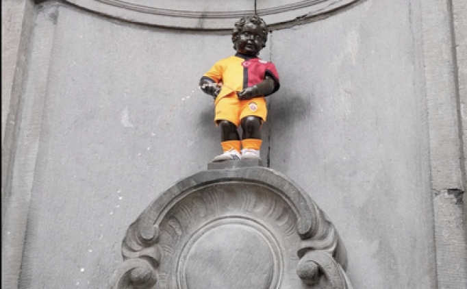 Manneken Pis heykeli, Galatasaray formas�n� giydi