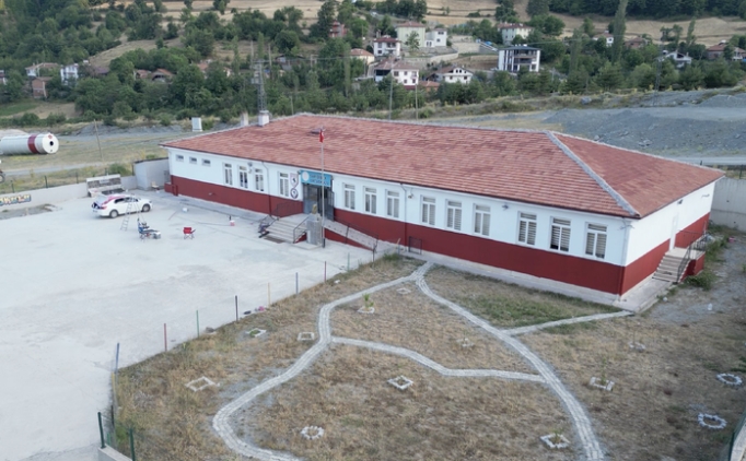 1965 Samsunspor Dernei bir okulu krmz-beyaza boyad