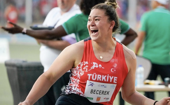 Milli atlet �zlem Becerek'ten D�nya Yaz �niversite Oyunlar�'nda alt�n madalya