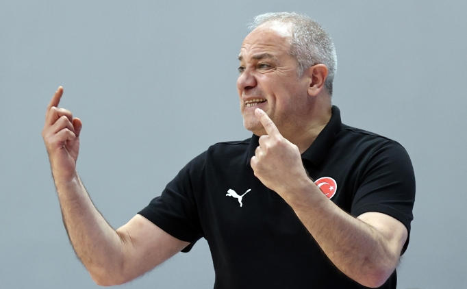 Ekrem Memnun: 'T�rk kad�n basketbolu i�in mutluyum.'