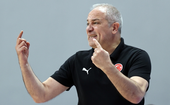 Milli tak�m�n ma�lubiyeti sonras� Ekrem Memnun a��klamalarda bulundu