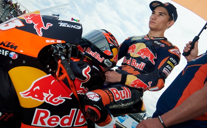 Milli motosiklet�i Deniz �nc�, D�nya Moto2 �ampiyonas�'n�n Almanya yar���n� kazand�