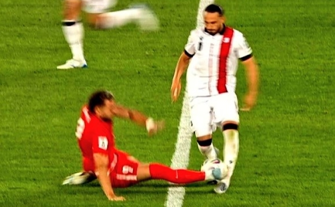 Bar Alper Ylmaz, 4 dakikada krmz kart!