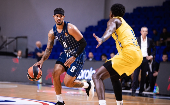 Anadolu Efes, galibiyetle ba�lad�!