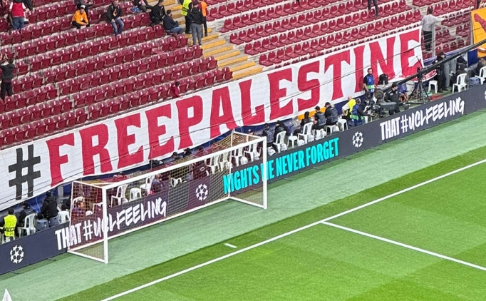 Galatasaray taraftarndan Filistin pankart!