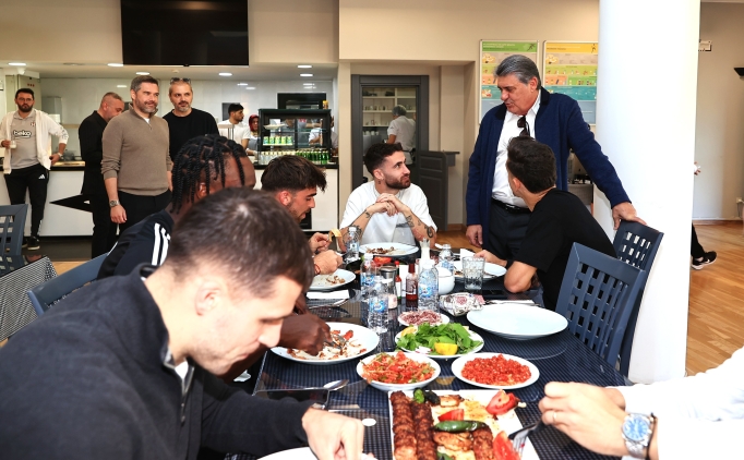 Serdal Adal�, derbi �ncesi Be�ikta�l� futbolcularla bulu�tu