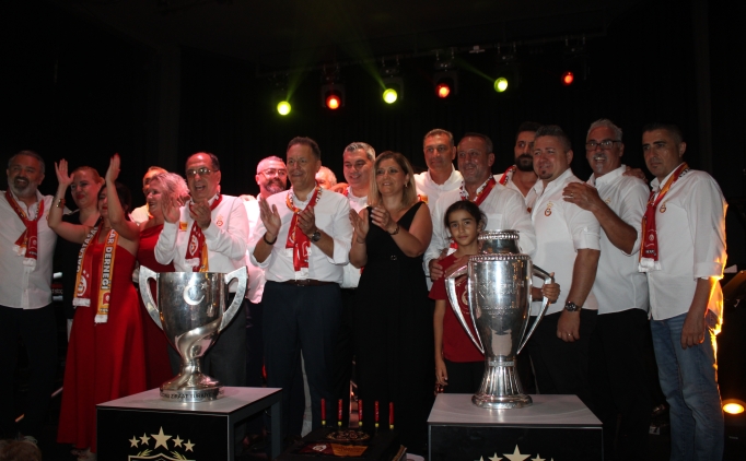 Galatasaray'�n kupalar� Ku�adas�'nda sergilendi