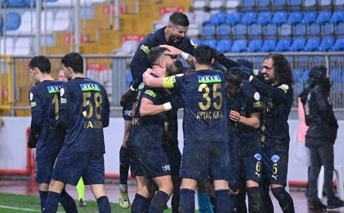 Kas�mpa�a 3 futbolcuyla s�zle�me uzatt�