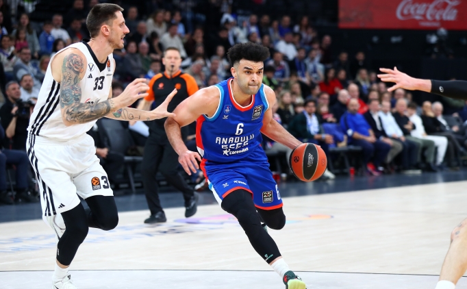 Anadolu Efes evinde farkl� galip!