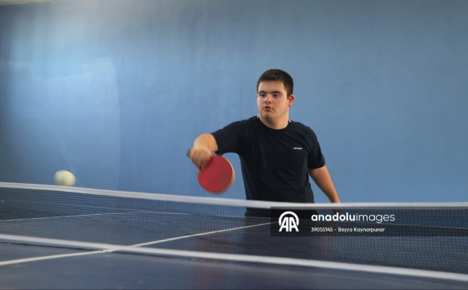 Down sendromlu masa tenisi Gktu Onur, milli takma girmek iin raket sallyor