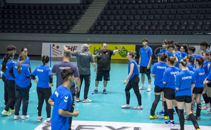 A milli erkek ve kad�n hentbol tak�mlar�, Ankara'da kampa ba�lad�