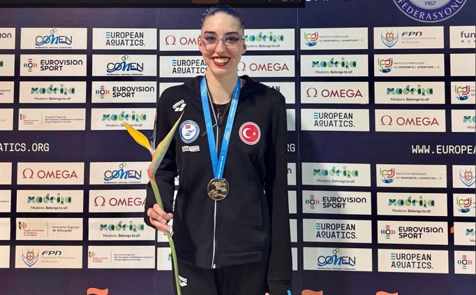 Milli y�z�c� Selin H�rmeri�, alt�n madalya kazand�!