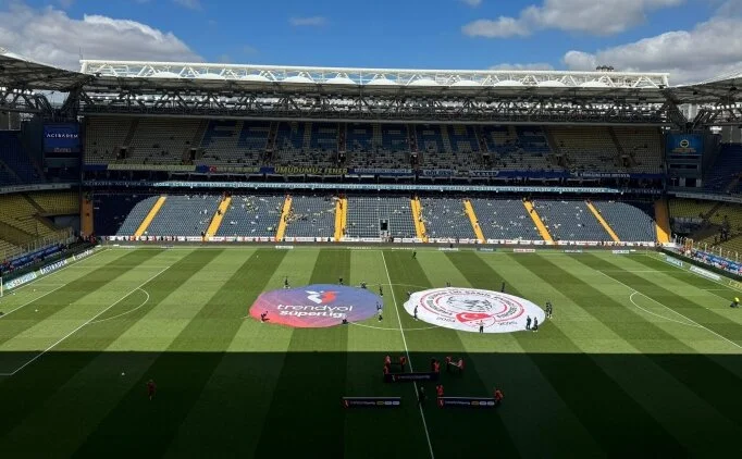 Kad�k�y'de istifa tezah�ratlar� ve �smail Kartal pankart�