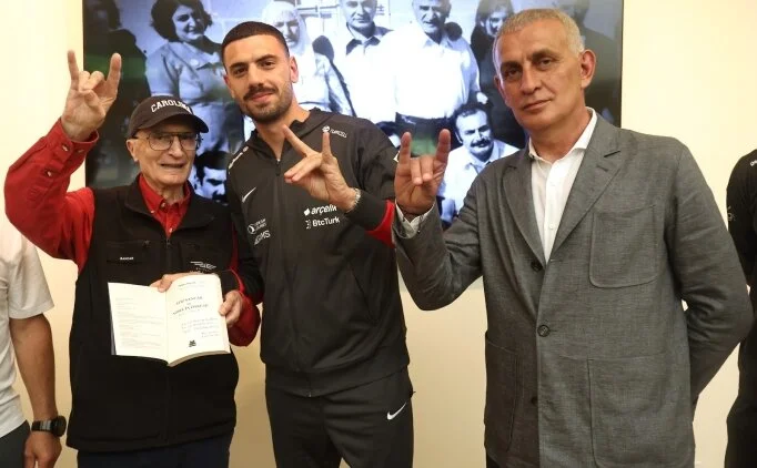 TFF Başkanı Hacıosmanoğlu ve milli futbolcular, Aziz Sancar'ı ziyaret etti