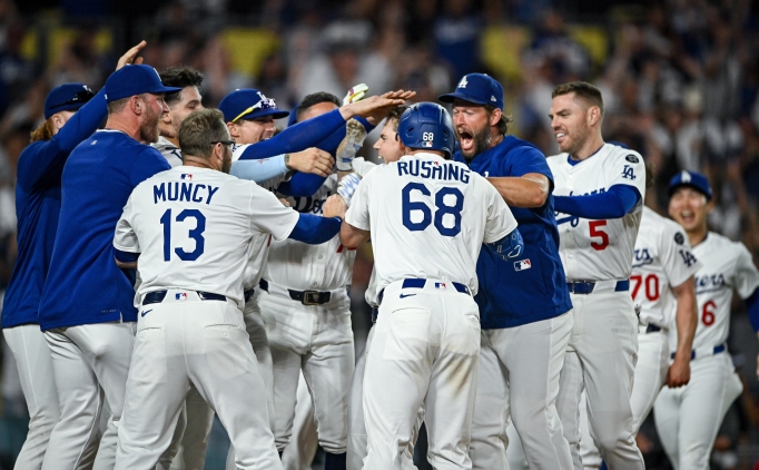 ABD'de Los Angeles Dodgers Tak�m�, G��menlik ve G�mr�k Muhafaza Dairesi yetkililerini stada almad���n� a��klad�