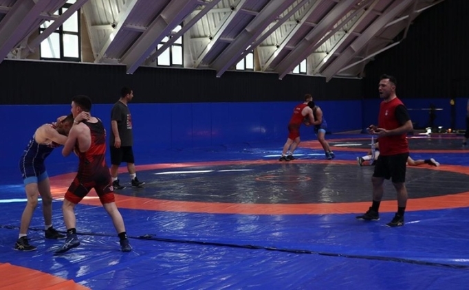 15 Ya� Alt� Milli G�re��iler, �ampiyona i�in �talya'da