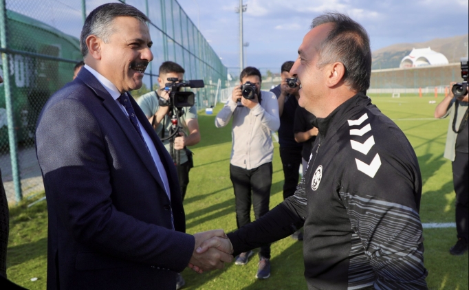 Vali �ift�i, Konyaspor'u ziyaret etti