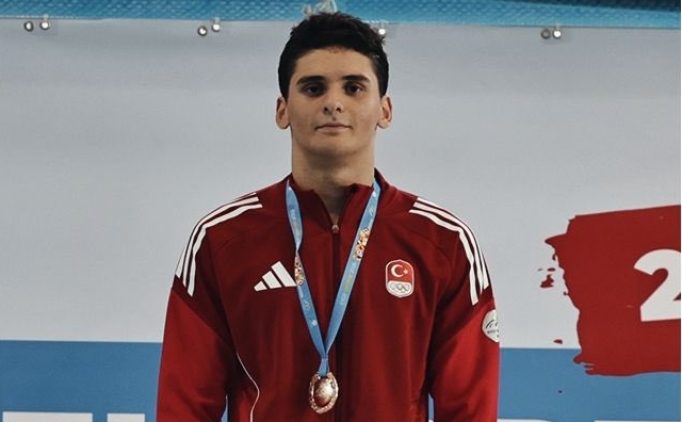Milli y�z�c� Arel G�ltekin'den alt�n madalya!