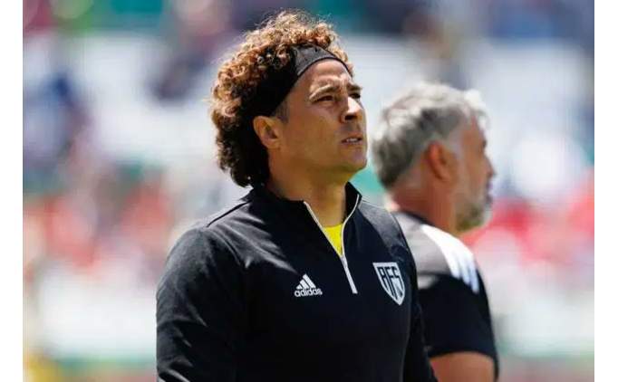 Ochoa'dan �ok hamle: �mza masas�ndan ka�t�!