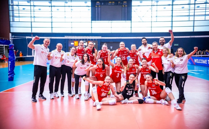 19 Ya� Alt� Kad�n Milli Voleybol Tak�m�'m�z yar� finalde