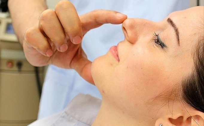 Burun Estetii (Rinoplasti) Rehberi 2025: Doal Sonu, Konforlu Nefes ve Esteworld Yaklam 