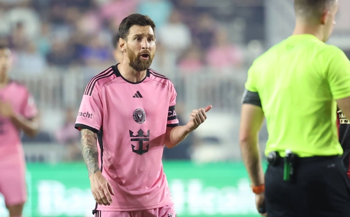 Orta hakem Messi'den forma istedi, 6 ay ceza ald�