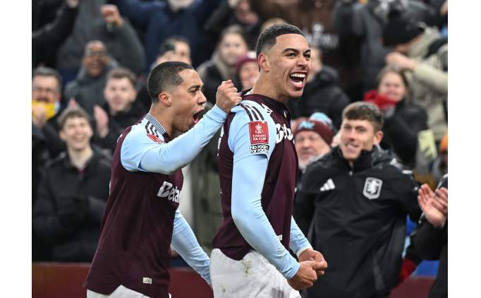 Aston Villa, Tottenham'� yenerek bir �st turda!