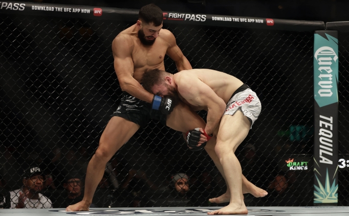 �bo Aslan ilk rauntta 'pes' etti