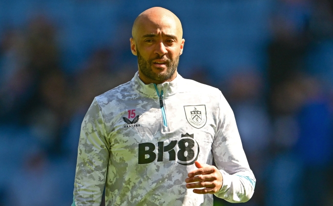 Burnley, Redmond ile yollar�n� ay�rd�!