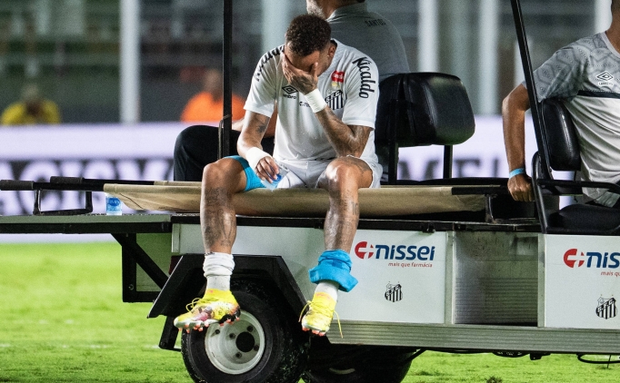 Neymar g�zya�lar�yla sahay� terk etti