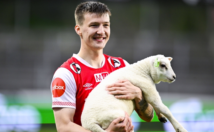 Norve�'in Bryne Kul�b�, ma��n oyuncusuna kuzu hediye etti