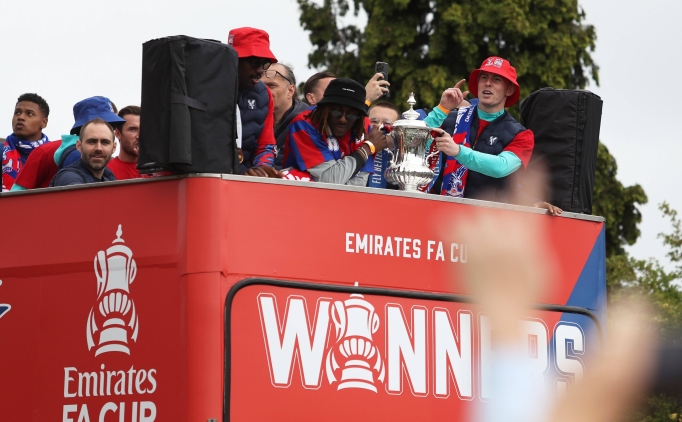 Crystal Palace taraftarlar�ndan UEFA'ya protesto!