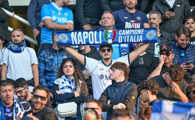 Napoli taraftarlar�, Hollanda'dan g�nderildi!