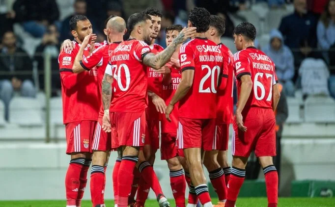 Pavlidis hat trick yapt�; Benfica kazand�!